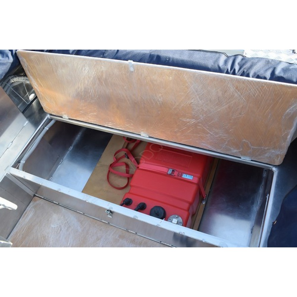 Алюминиевая лодка Алюмакс-435 с консолью