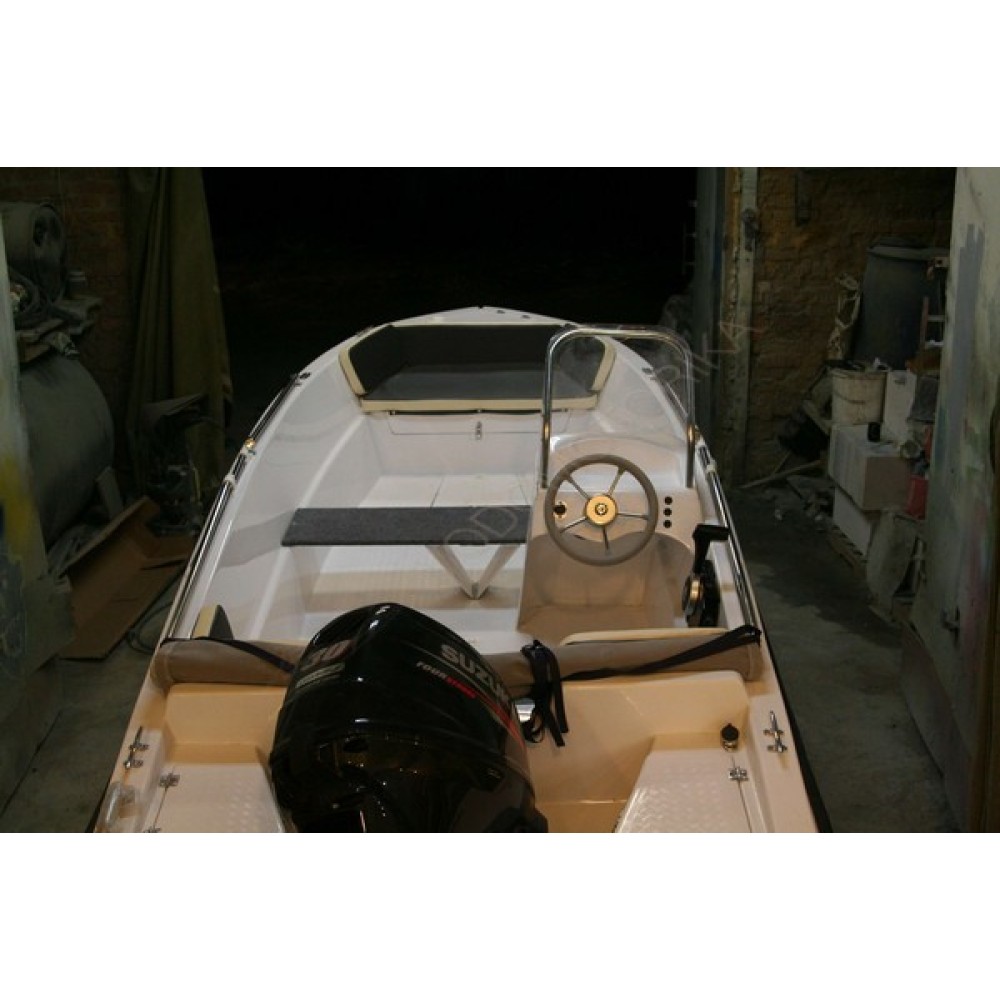 Лодка пластиковая Армада Барракуда ( консоль в центре )