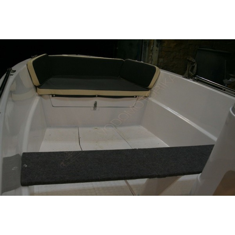 Лодка пластиковая Армада Барракуда ( консоль в центре )