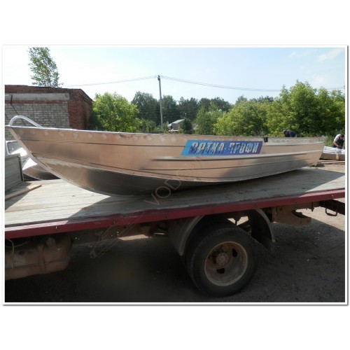 Алюминиевая лодка Вятка Профи 38 с консолью