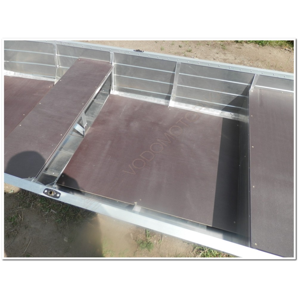 Алюминиевая моторно-гребная лодка Вятка Профи 37