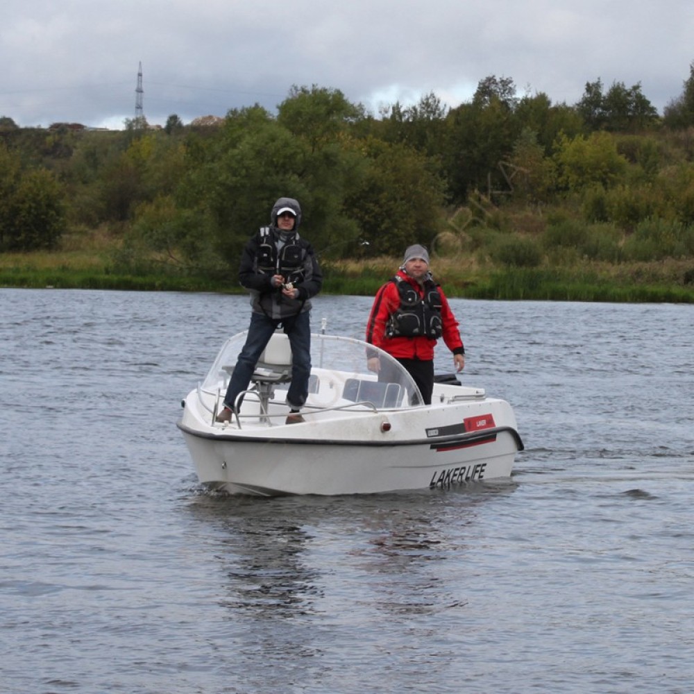 Стеклопластиковая лодка NISSAMARAN Laker V 450 ( с креслами и реллингами и доп. аксессуарами )