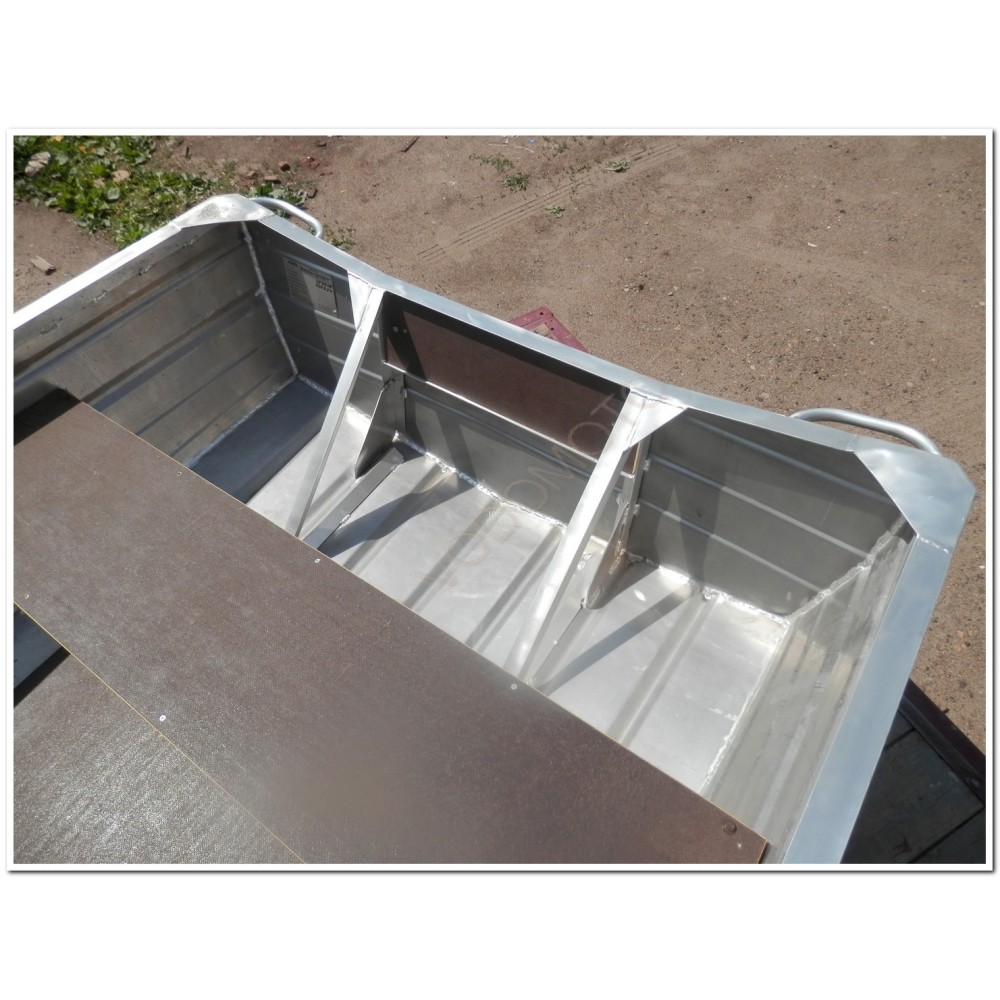 Алюминиевая лодка Вятка Профи 38 с консолью