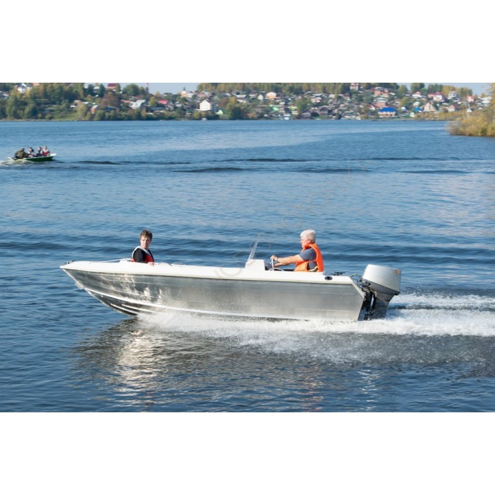 Алюминиевая лодка Алюмакс-435К с консолью